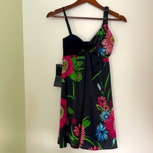 bebe XS Vibrant Floral Asymmetrical Detail Tunic